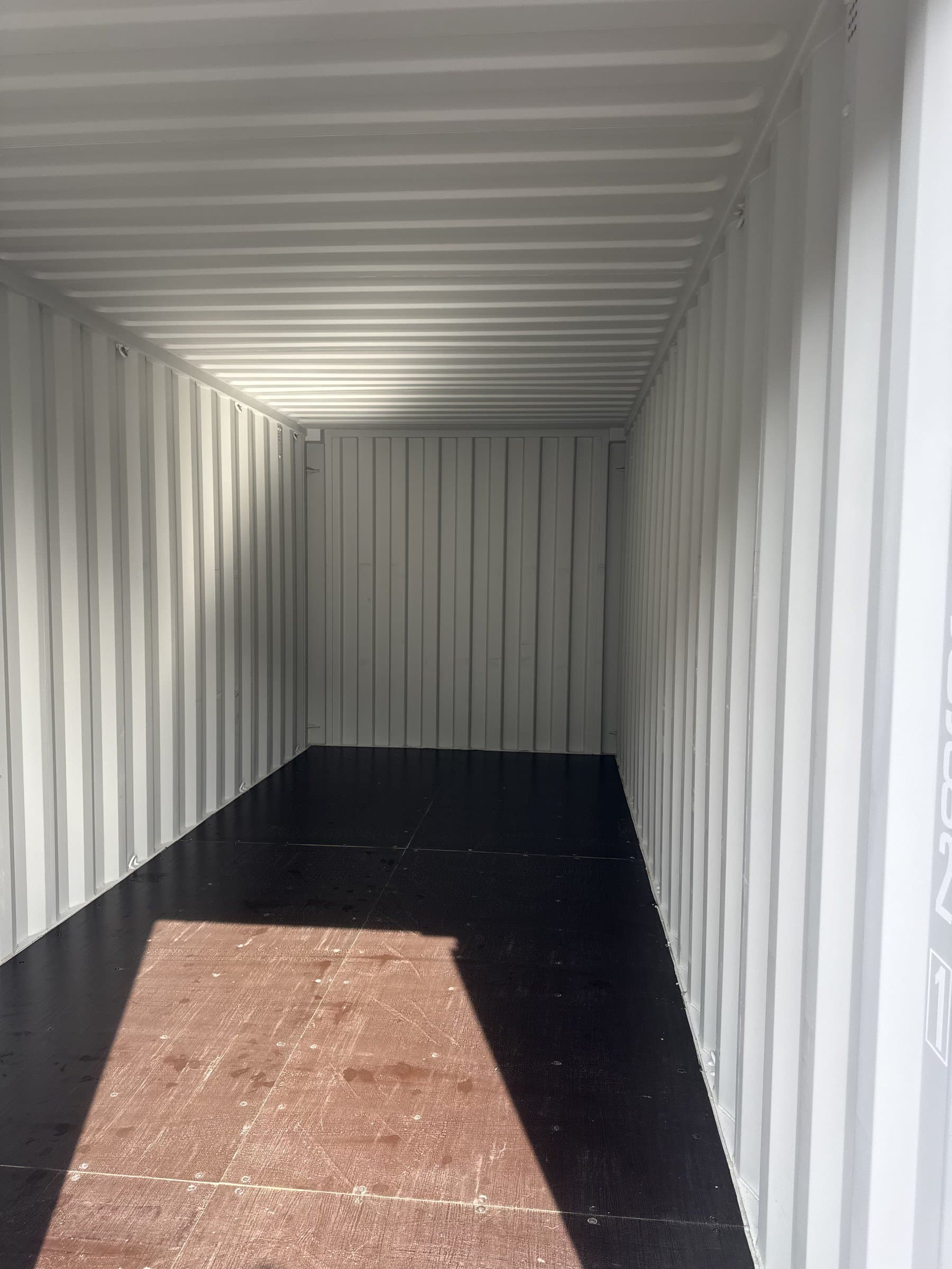 Intérieur d’un conteneur vide, plancher bois sec et surélevé